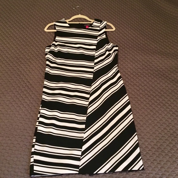 Vince Camuto Dresses & Skirts - EUC Vince Camuto sheath striped dress
